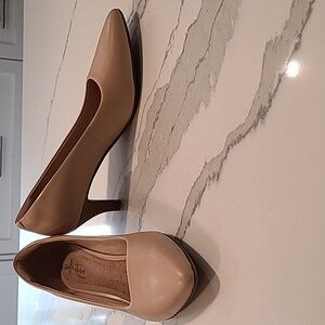 Clark's ultimate comfort nude leather 1.75 inch heel US 7